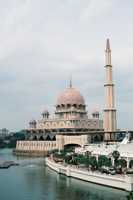 #traveling #Malaysia#KualaLumpur⬆🎼欢迎点击上方 BGM 食用本游记吉隆坡的天气总是翻云又覆雨灰蒙蒙的乌云好几天没见到你十几年前，我的第一次海外旅游，吉隆坡是首个落地的城市