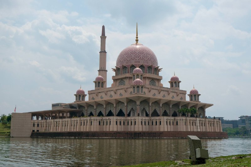 #traveling #Malaysia#KualaLumpur⬆🎼欢迎点击上方 BGM 食用本游记吉隆坡的天气总是翻云又覆雨灰蒙蒙的乌云好几天没见到你十几年前，我的第一次海外旅游，吉隆坡是首个落地的城市