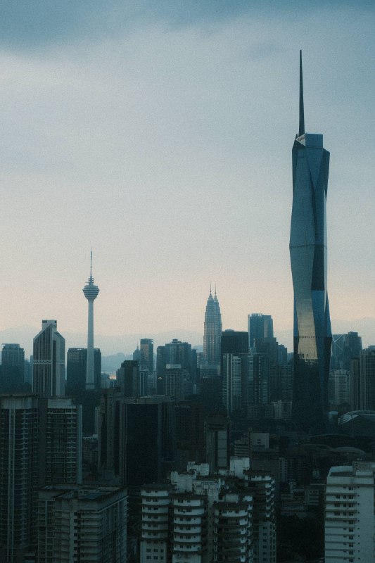 #traveling #Malaysia#KualaLumpur⬆🎼欢迎点击上方 BGM 食用本游记吉隆坡的天气总是翻云又覆雨灰蒙蒙的乌云好几天没见到你十几年前，我的第一次海外旅游，吉隆坡是首个落地的城市