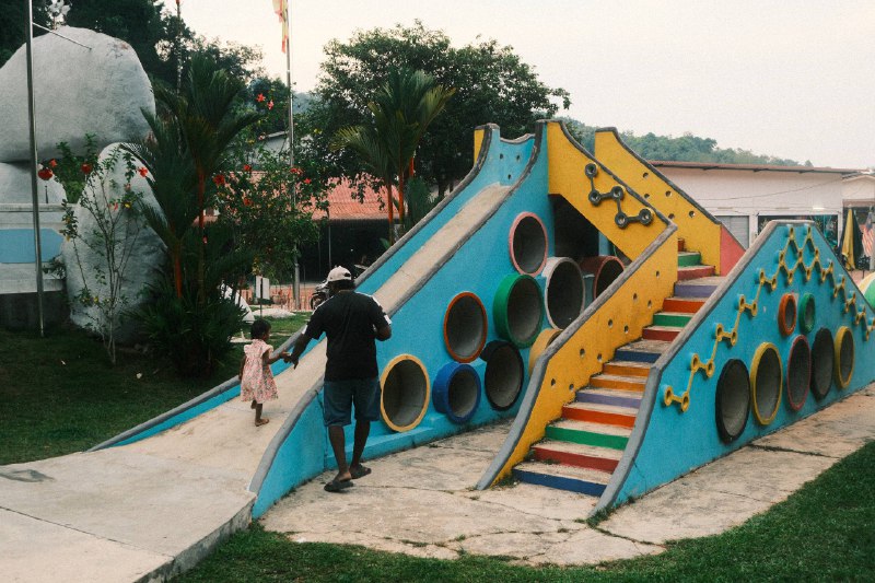 #traveling #Malaysia#Pangkor一大早从太平出发，搭乘跨市公交🚌前往红土坎码头⛵️，码头边的鸽子🐦通常会为游客们夹道欢迎（P1）