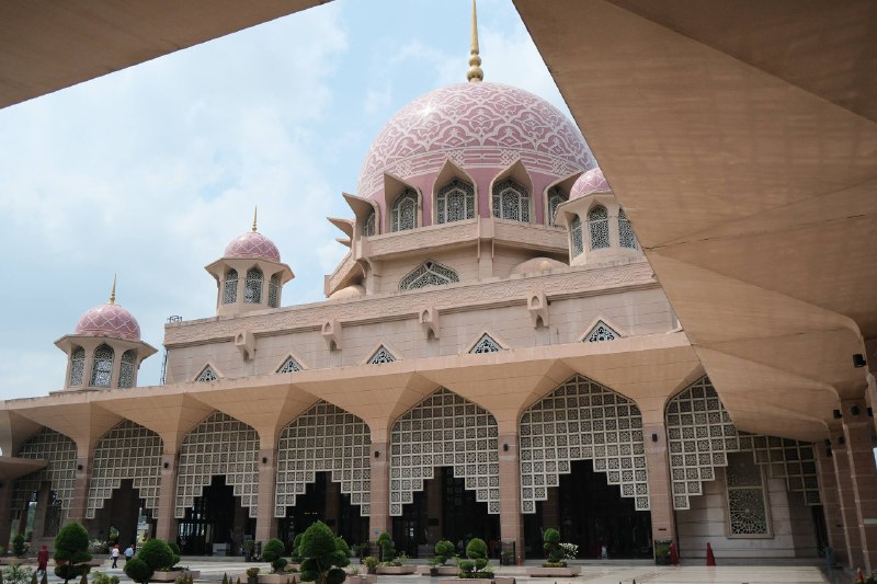 #traveling #Malaysia#KualaLumpur⬆🎼欢迎点击上方 BGM 食用本游记吉隆坡的天气总是翻云又覆雨灰蒙蒙的乌云好几天没见到你十几年前，我的第一次海外旅游，吉隆坡是首个落地的城市