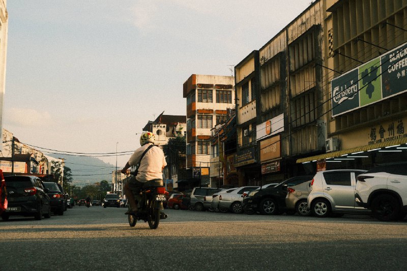#traveling #Malaysia #Taiping 如果说太平的城市命名只是这座小城不起眼的历史注脚，那午间的🍜华人大排档、入夜后当街摆放的食肆摊贩🏬（P2-P3）或许才是它真正的底色