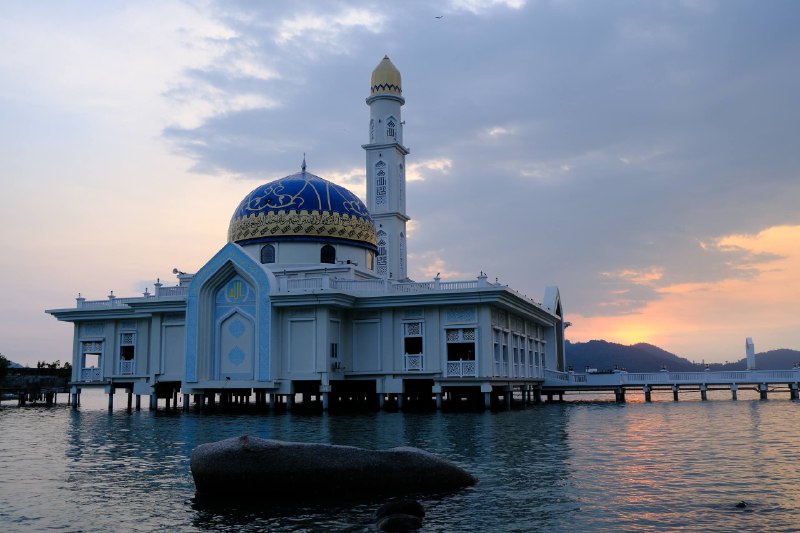 #traveling #Malaysia#Pangkor一大早从太平出发，搭乘跨市公交🚌前往红土坎码头⛵️，码头边的鸽子🐦通常会为游客们夹道欢迎（P1）
