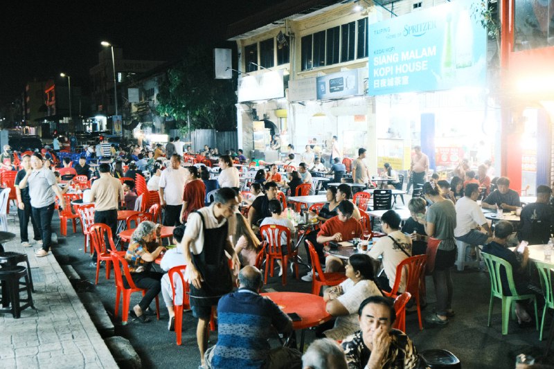 #traveling #Malaysia #Taiping 如果说太平的城市命名只是这座小城不起眼的历史注脚，那午间的🍜华人大排档、入夜后当街摆放的食肆摊贩🏬（P2-P3）或许才是它真正的底色