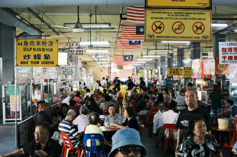 #traveling #Malaysia #Taiping 如果说太平的城市命名只是这座小城不起眼的历史注脚，那午间的🍜华人大排档、入夜后当街摆放的食肆摊贩🏬（P2-P3）或许才是它真正的底色