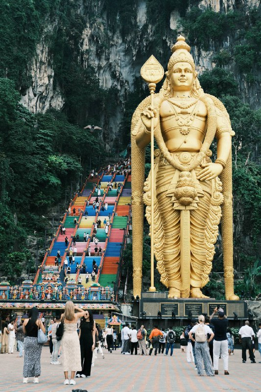 #traveling #Malaysia#KualaLumpur🕉印度教是一个非常有意思的宗教，东南亚诸国均有 #印度教 的传播痕迹：  🇰🇭柬埔寨的吴哥窟  🇮🇩印尼的普兰巴南  🇱🇰斯里兰卡的锡塔安曼神庙  ……而在🇲🇾吉隆坡，印度教的体现是鼎鼎有名的 #黑风洞