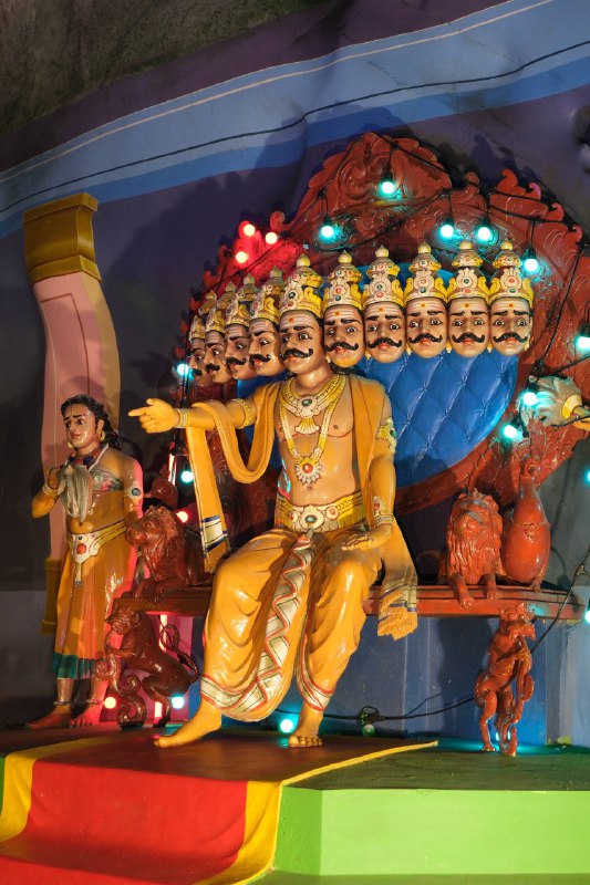 #traveling #Malaysia#KualaLumpur🕉印度教是一个非常有意思的宗教，东南亚诸国均有 #印度教 的传播痕迹：  🇰🇭柬埔寨的吴哥窟  🇮🇩印尼的普兰巴南  🇱🇰斯里兰卡的锡塔安曼神庙  ……而在🇲🇾吉隆坡，印度教的体现是鼎鼎有名的 #黑风洞